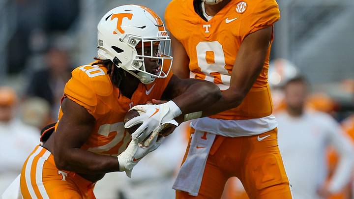 Tennessee Volunteers quarterback Nico Iamaleava (8) hands the ball off to running back Khalifa Keith (20) 