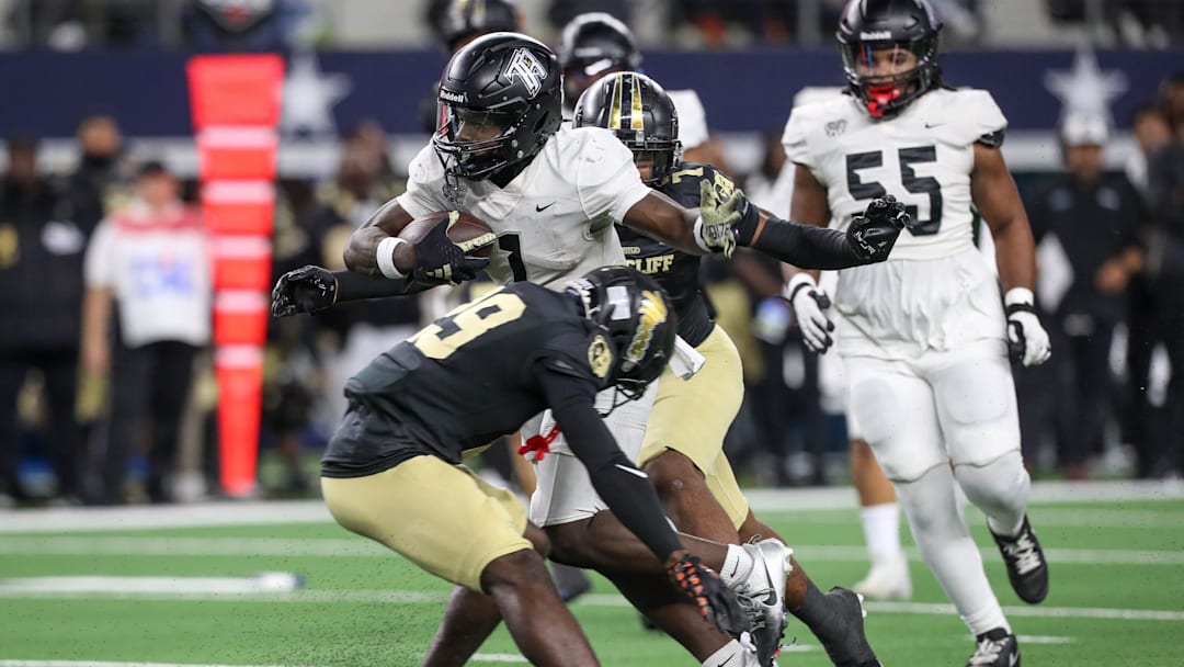 Richmond Randle's Landen Williams-Callis (1) breaks a tackle by South Oak Cliff's Rickey Giles (29) during the Class 5A, Division II State Championship game on Friday, Dec. 20, 2024, at AT&T Stadium in Arlington, Texas.
