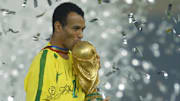 Cafu estevecom a seleção em três finais seguidas de Copa