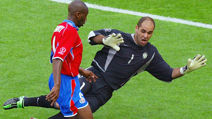 Paulo Wanchope marcando contra o Brasil na Copa do Mundo de 2002