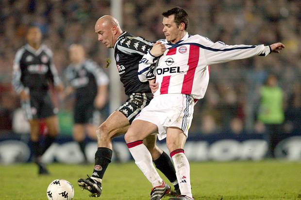 Willy Sagnol jouant pour le Bayern Munich vs St. Pauli Willy Sagnol jouant pour le Bayern Munich vs St. Pauli