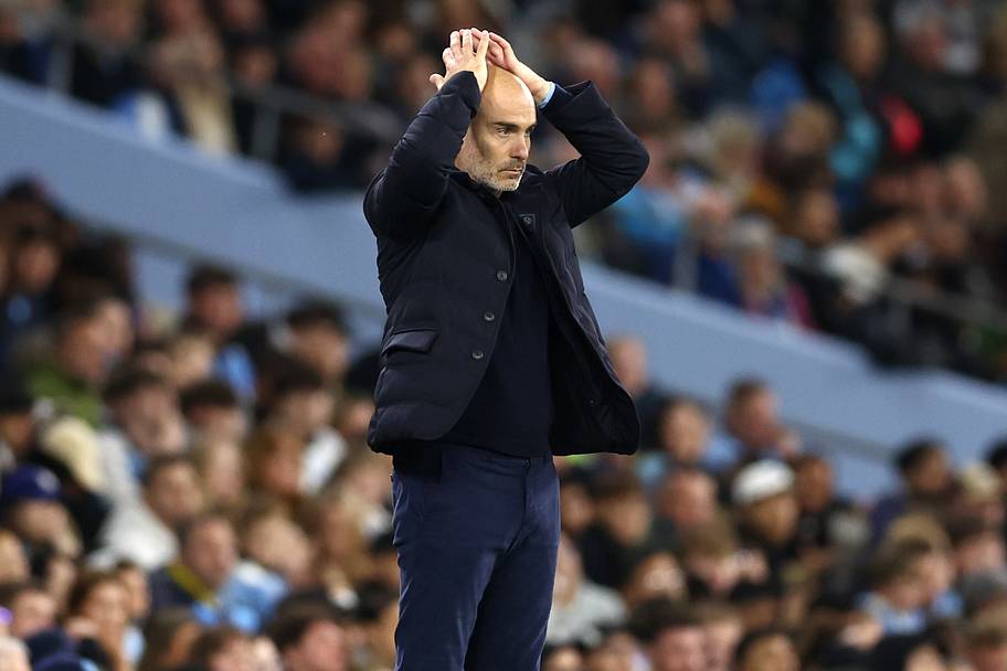 Enzo Maresca with his hands on his head.