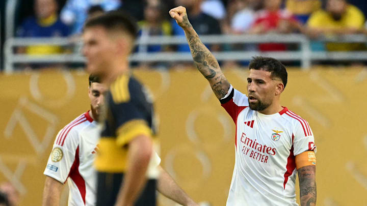 Torcedor declarado do River Plate, Otamendi recebeu muitas vaias da torcida xeneize Torcedor declarado do River Plate, Otamendi recebeu muitas vaias da torcida xeneize
