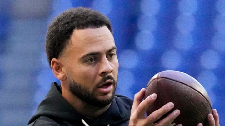 Former Indianapolis Colts wide receiver Michael Pittman warms up