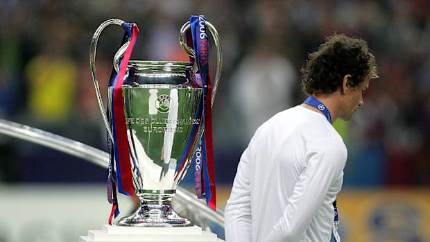 Jens Lehmann walks past the Champions League trophy in 2006.