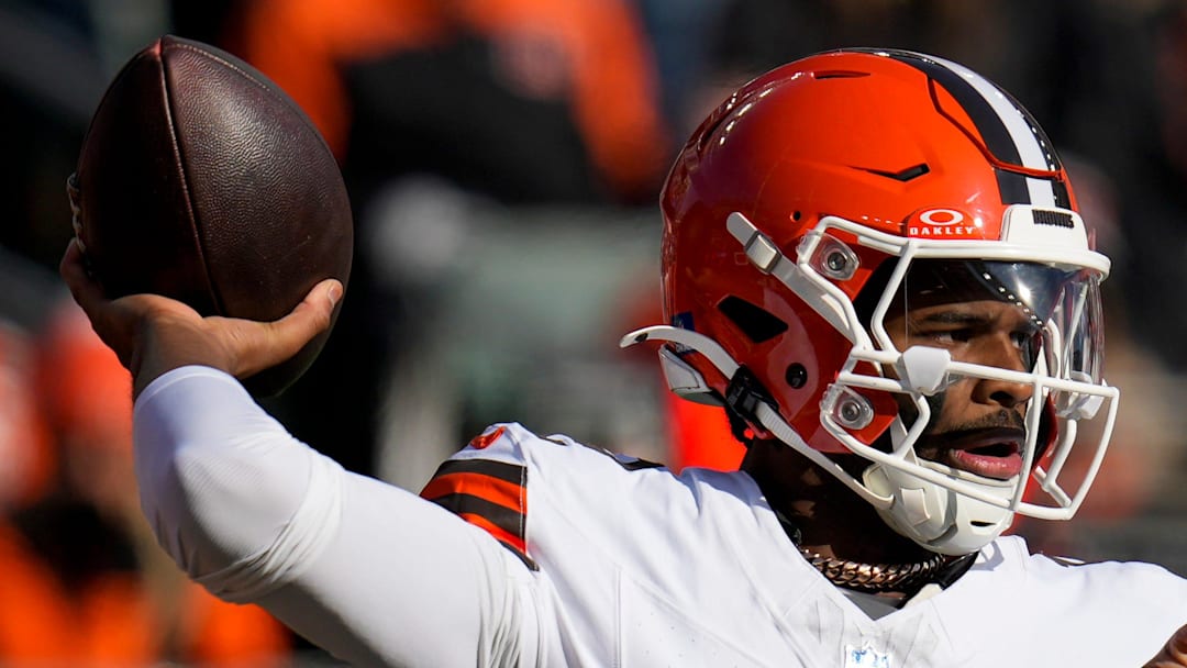 Cleveland Browns quarterback Shedeur Sanders throws a pass in the first quarter.