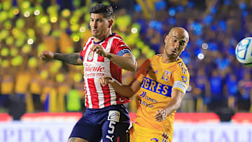 Los capitanes de Chivas y Tigres, Víctor Guzmán y el argentino Guido Pizarro, durante la fase regulr del Clausura 2023.
