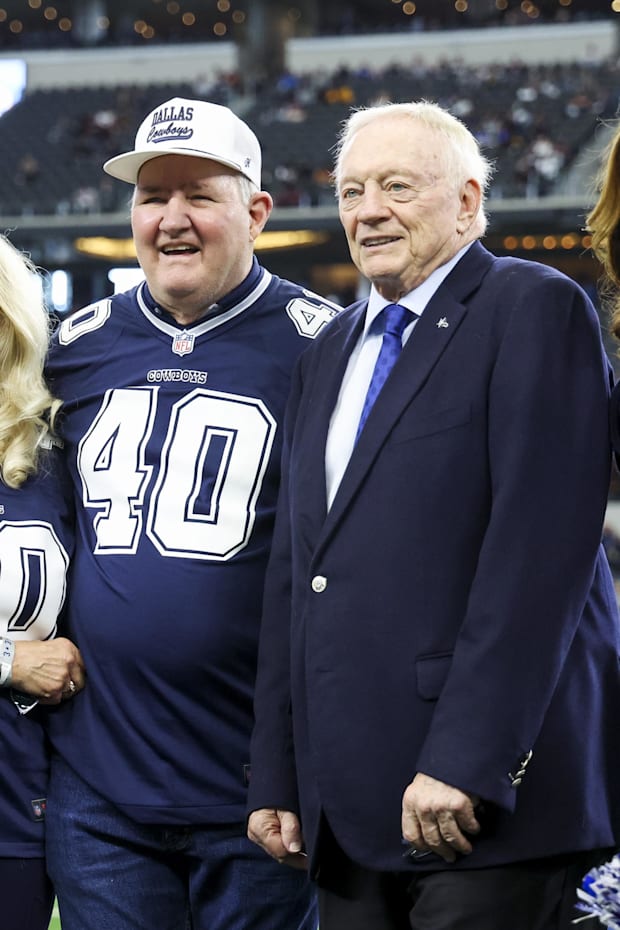 Dallas Cowboys owner Jerry Jones takes a photo with former player Bill Bates before playing against the Washington Commanders