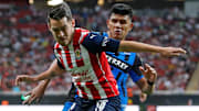 Ricardo Angulo (Chivas) defiende el esférico de Jesús Gallardo (Rayados) en el Clausura 2022.