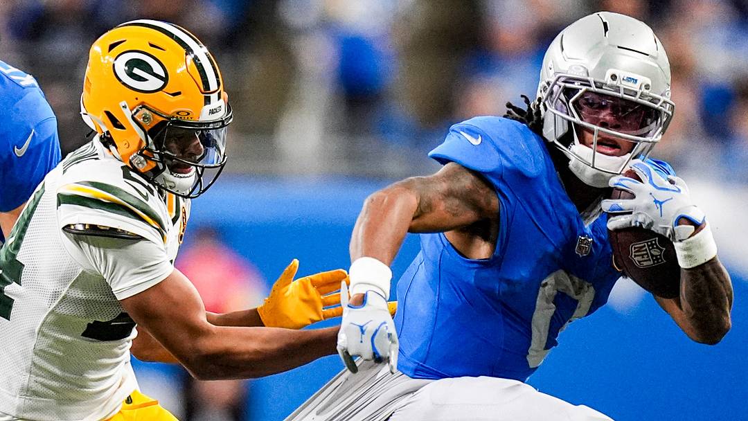 Detroit Lions running back Jahmyr Gibbs (0) runs against Green Bay Packers linebacker Isaiah McDuffie (58) and cornerback Carrington Valentine (24) during the first half at Ford Field in Detroit on Thursday, Nov. 27, 2025.