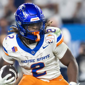Boise State running back Ashton Jeanty runs with the ball.