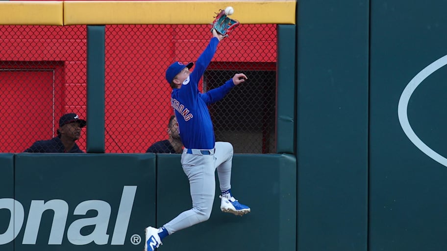 Chicago Cubs center fielder Pete Crow-Armstrong (4) catches a fly ball at the wall