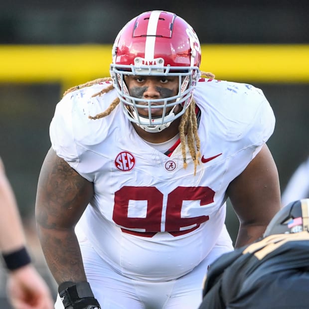 Alabama Crimson Tide defensive lineman Tim Keenan III (96)  sneaks a peek into the back field against the Vanderbilt.