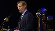 Roger Goodell, comisionado de la NFL, junto al trofeo Vince Lombardi del Super Bowl 