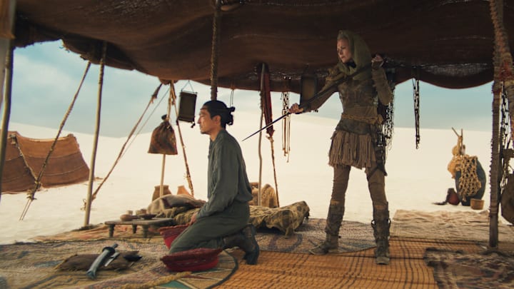 Daniel Henney (al’Lan Mandragoran) and Melindhra (Synnøve Macody Lund) in The Wheel of Time season 3 finale. Image: Prime Video.