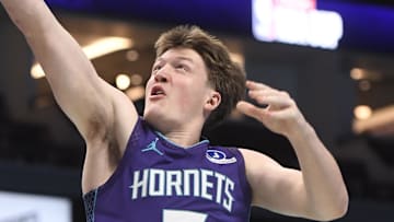 Nov 28, 2025; Charlotte, North Carolina, USA; Charlotte Hornets forward Kon Knueppel (7) drives in during the first half against the Chicago Bulls at the Spectrum Center. Mandatory Credit: Sam Sharpe-Imagn Images