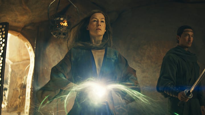 Rosamund Pike (Moiraine Damodred), Daniel Henney (al’Lan Mandragoran) in The Wheel of Time season 3 finale. Image: Prime Video.