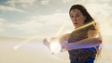 Moiraine Damodred (Rosamund Pike) in The Wheel of Time season 3. Image: Prime Video.