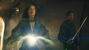 Rosamund Pike (Moiraine Damodred), Daniel Henney (al’Lan Mandragoran) in The Wheel of Time season 3 finale. Image: Prime Video.
