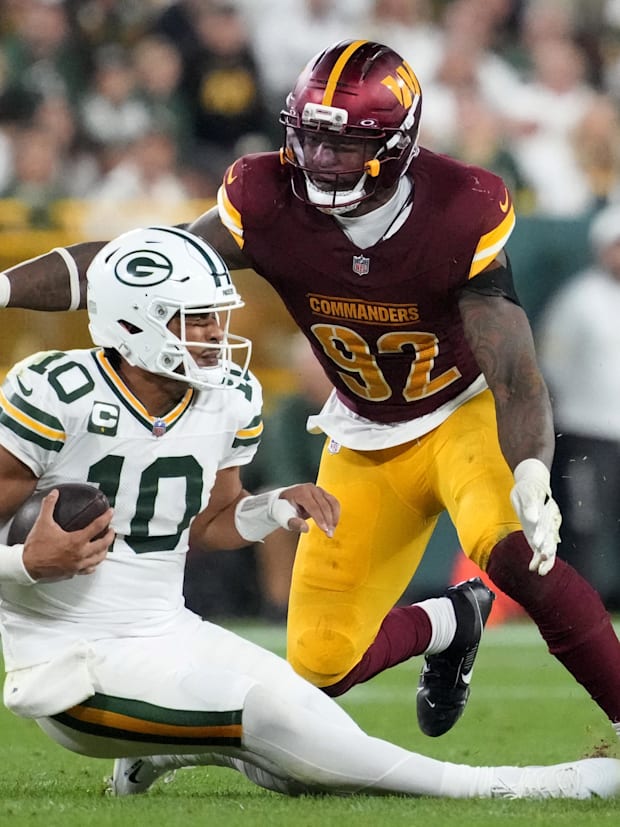 Washington Commanders defensive end Dorance Armstrong (92).