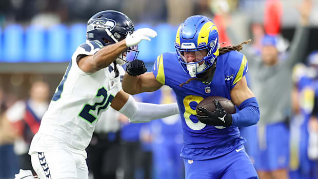 El receptor abierto de los Rams, Jordan Whittington (88), se rompe sin una entrada.