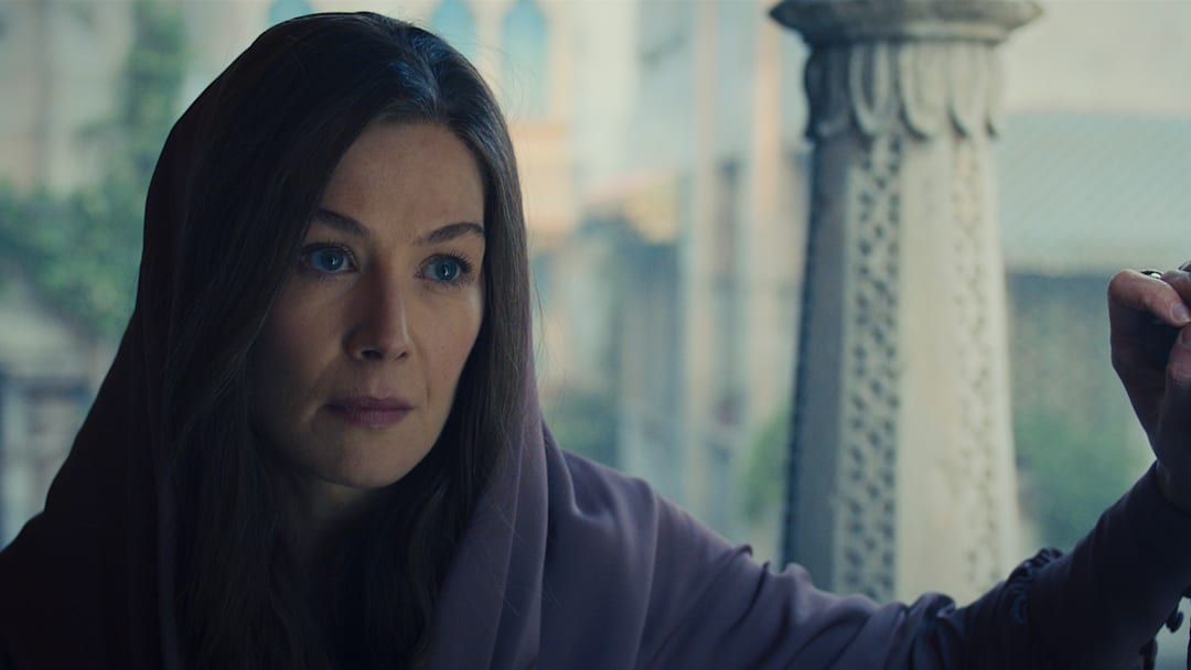 Rosamund Pike (Moiraine Damodred) in The Wheel of Time season 3.