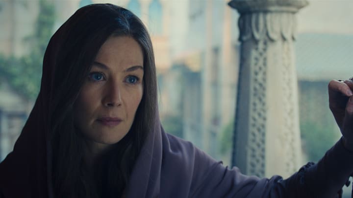 Rosamund Pike (Moiraine Damodred) in The Wheel of Time season 3.