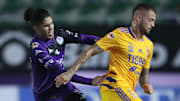 Carlos Vargas (Mazatlán) intenta robar el esférico al uruguayo 'Diente' López (Tigres) en el Grita México 2021.