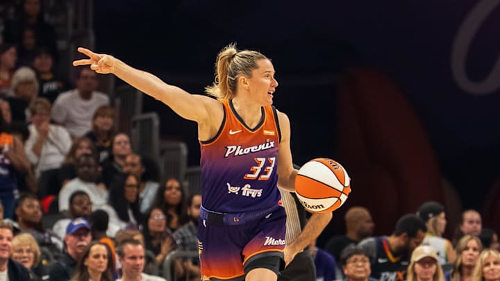 Phoenix Mercury guard Sami Whitcomb (33) dribbles against the New York Liberty at Footprint Center.