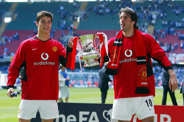 คริสเตียโน่ โรนัลโด้และรูด ฟาน นิสเตลรอย ฉลองกับถ้วยเอฟเอ คัพในปี 2004