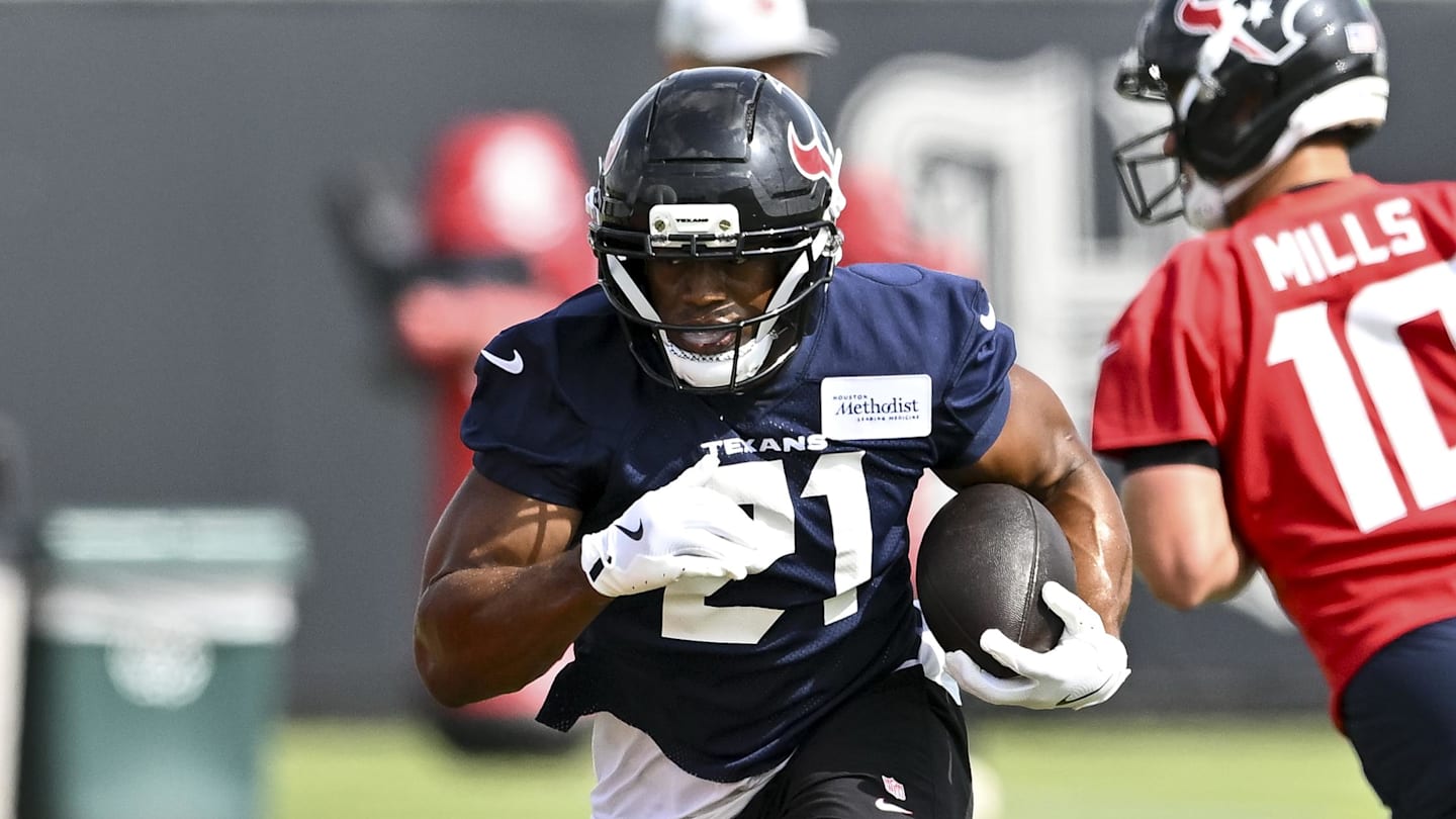 Houston Texans Sign Pro Bowler Nick Chubb After Knee Injury