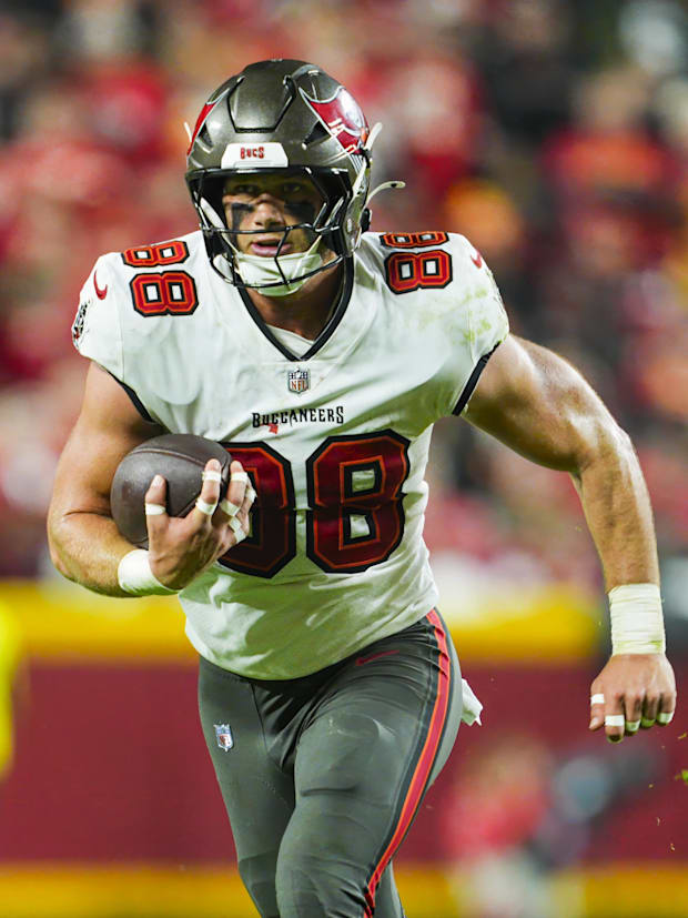  Tampa Bay Buccaneers tight end Cade Otton (88) 