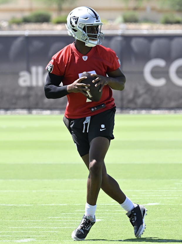 Las Vegas Raiders quarterback Geno Smith (7).