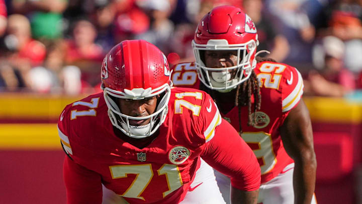 Sep 28, 2025; Kansas City, Missouri, USA; Kansas City Chiefs offensive tackle Josh Simmons (71) and running back Kareem Hunt (29) line up against the Baltimore Ravens during the game at GEHA Field at Arrowhead Stadium. Mandatory Credit: Denny Medley-Imagn Images Sep 28, 2025; Kansas City, Missouri, USA; Kansas City Chiefs offensive tackle Josh Simmons (71) and running back Kareem Hunt (29) line up against the Baltimore Ravens during the game at GEHA Field at Arrowhead Stadium. Mandatory Credit: Denny Medley-Imagn Images