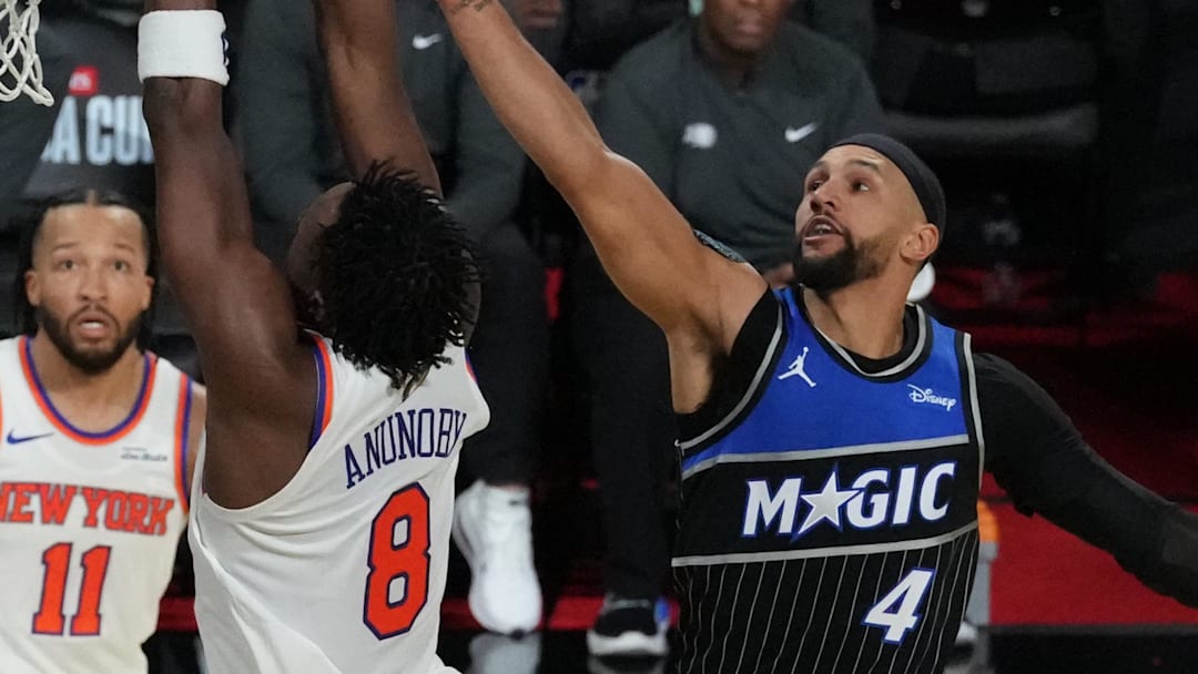 New York Knicks forward OG Anunoby goes in the for the dunk as Orlando Magic guard Jalen Suggs defends