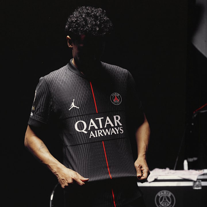 Marquinhos avec le nouveau maillot 4th du PSG  