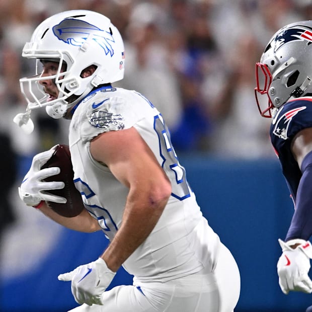 Bills tight end Dalton Kincaid (86) makes a catch against the Patriots.