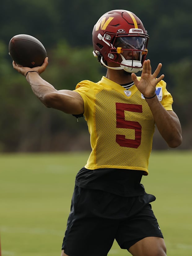 Washington Commanders quarterback Jayden Daniels (5)