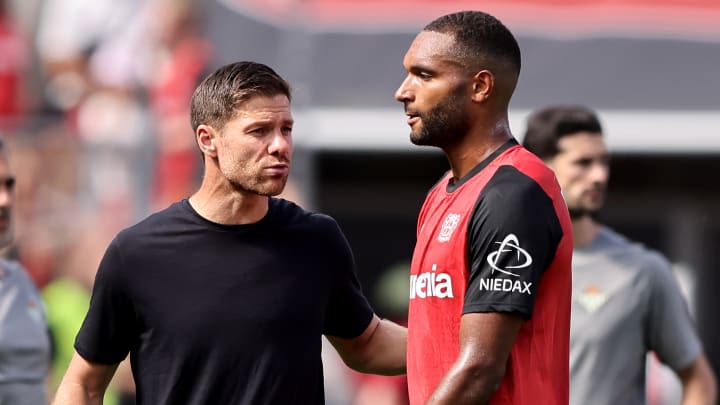 Jonathan Tah mit Xabi Alonso