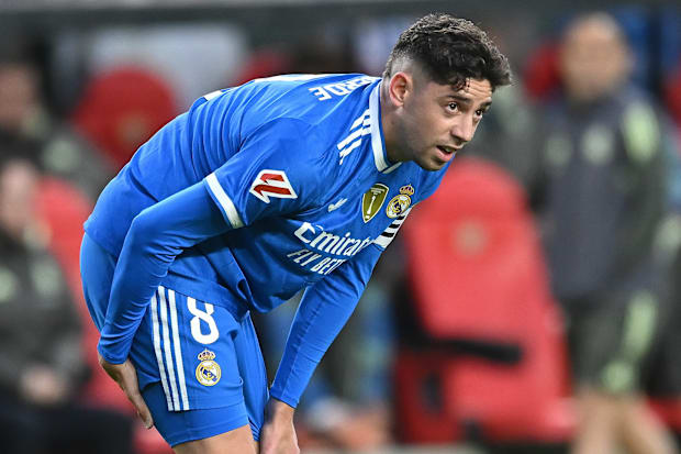 Federico Valverde holding his hamstring injury.