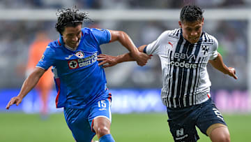 El uruguayo Ignacio González (Cruz Azul) busca robar el esférico a Alfonso González (Rayados) en el Apertura 2022.