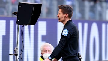 Daniel Siebert checkte zwei Elfmeter-Szenen am Bildschirm