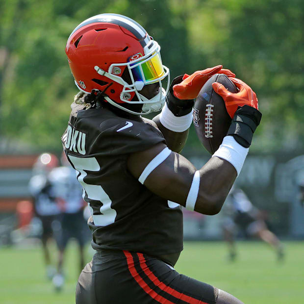 Cleveland Browns tight end David Njoku (85) comes down with the ball during practice at NFL minicamp, Wednesday, June 11, 202