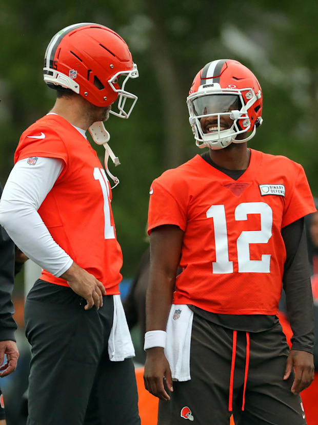 Cleveland Browns quarterback Joe Flacco, left, chats with rookie Shedeur Sanders during an NFL practice at the Cleveland Brow