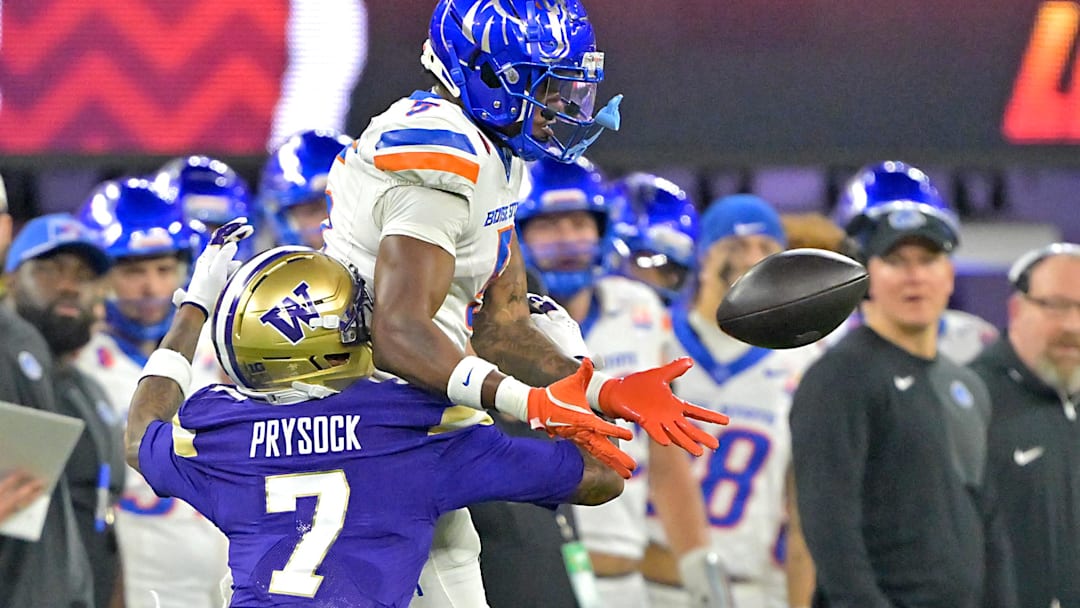 Dec 13, 2025; Inglewood, CA, USA;  Washington Huskies cornerback Ephesians Prysock (7) breaks up a pass for Boise State Broncos wide receiver Chris Marshall (5) in the first half of the LA Bowl at SoFi Stadium. Mandatory Credit: Jayne Kamin-Oncea-Imagn Images