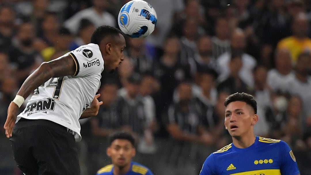 Gil perde espaço para João Victor e Raul Gustavo na defesa do Corinthians