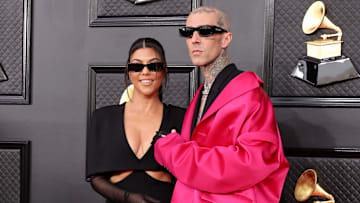 Kourtney Kardashian y Travis Baker en la 64 edición de los Premios Grammy