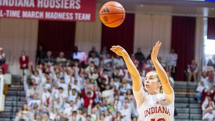Indiana's Shay Ciezki (10) shoots during the Indiana versus University of Southern California women's basektball game at Simon Skjodt Assembly Hall on Sunday, Jan. 19, 2025.