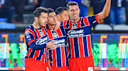 Alan Mozo y Daniel Ríos festejan con Víctor Guzmán tras su gol.