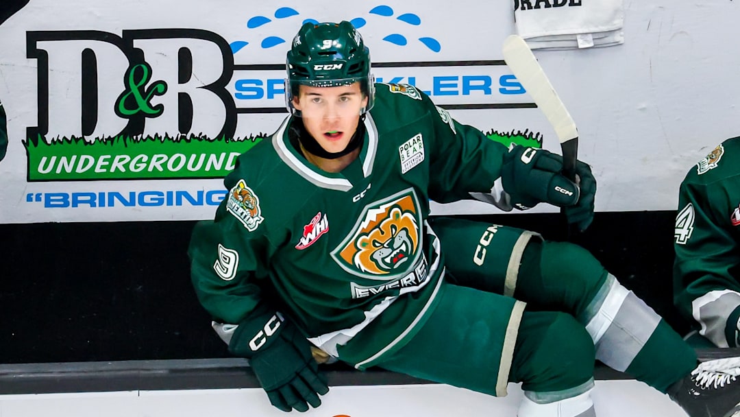BRANDON, CANADA - OCTOBER 08: Landon DuPont #9 of the Everett Silvertips changes on the fly during first period action against the Brandon Wheat Kings at Westoba Place on October 08, 2024 in Brandon, Manitoba, Canada. (Photo by Jonathan Kozub/Getty Images)